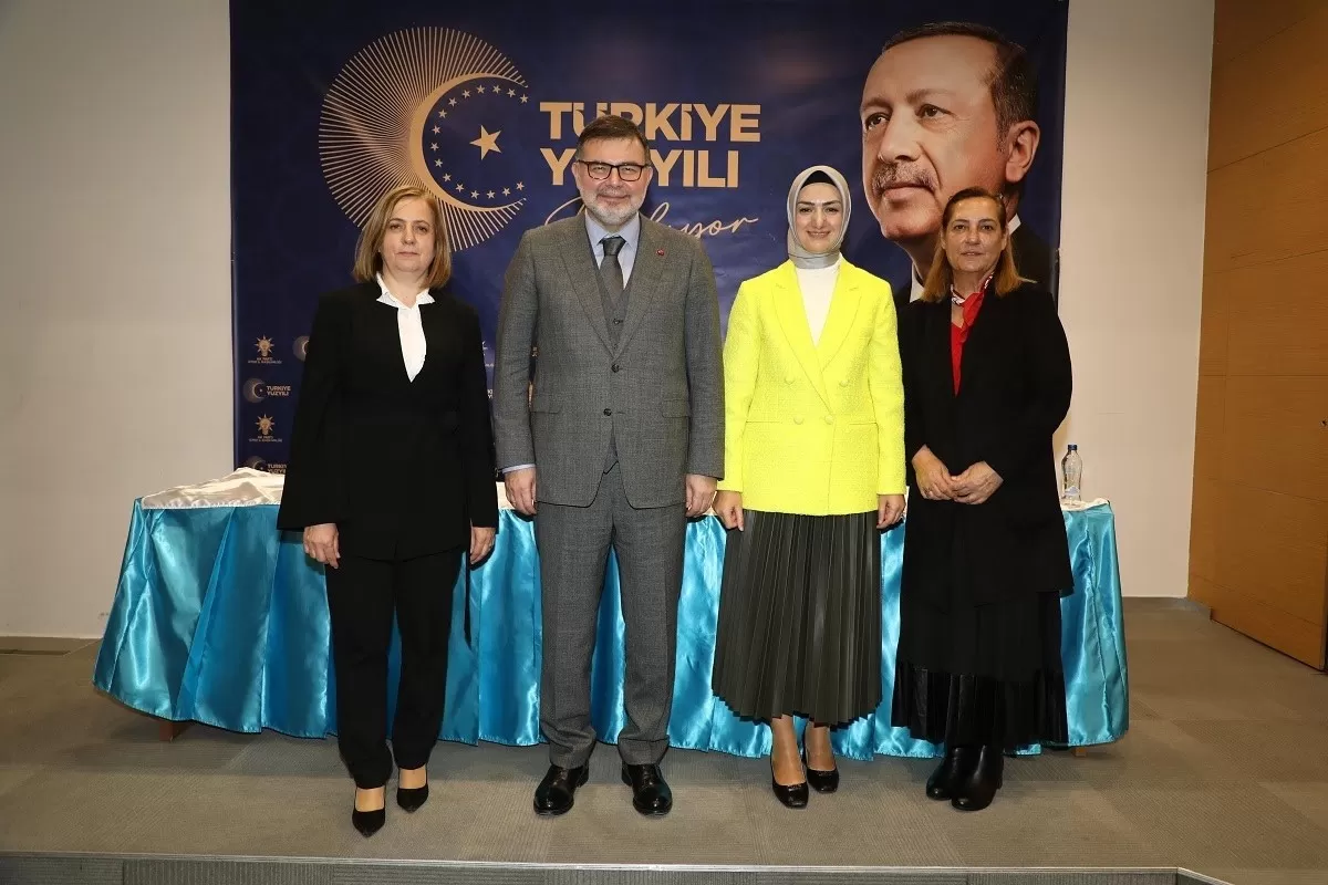 AK Parti İzmir İl Kadın Kolları Başkanlığı'nda, Emel Dalkıran, önceki dönem başkan Dilek Yıldız Büyükdağ'dan görevi devraldı.