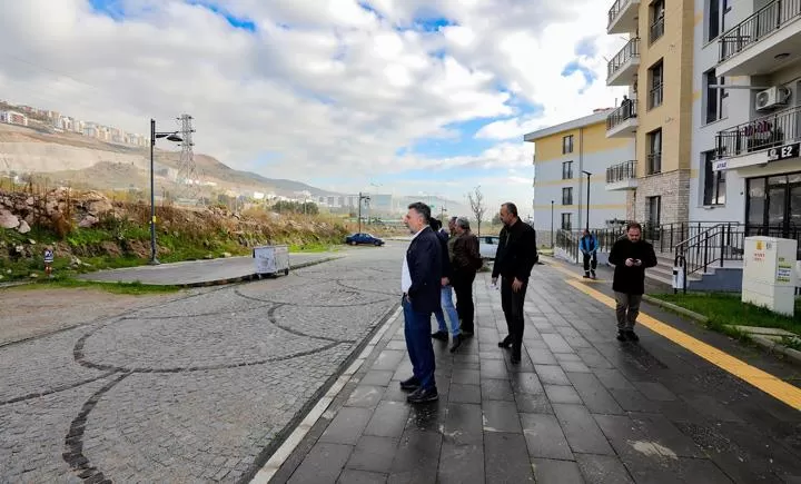 Bayraklı Belediye Başkanı Serdar Sandal, kent genelindeki sokak çalışmalarını aralıksız sürdürerek, Cengizhan Mahallesi'nde bulunan TOKİ tarafından yapılan toplu konutları ziyaret etti.