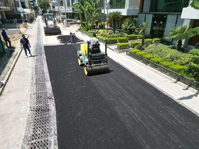 Bayraklı Belediyesi, son 4,5 yılda ilçe geneline 350 bin ton asfalt döktü, binlerce metre kare kilit parke ve bordür döşedi. 