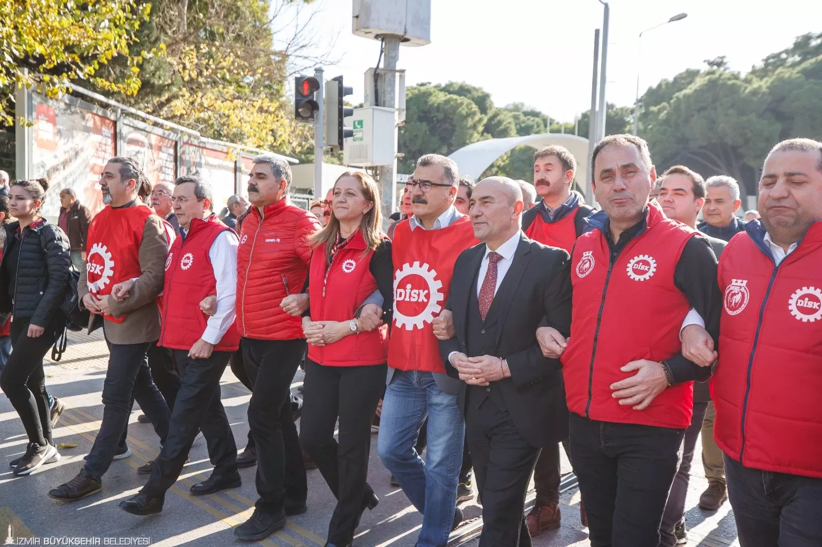 İzmir'de DİSK Genel İş Sendikası işçileri, vergide adalet ve asgari ücrete yönelik taleplerini dile getirmek için yürüyüş düzenledi.