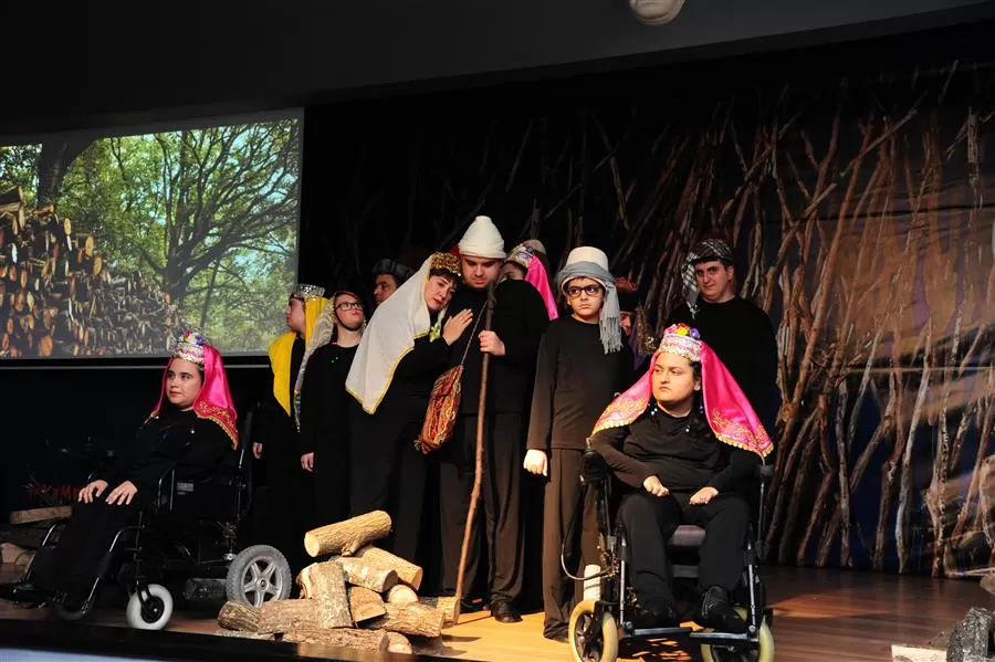 İzmir Balçova Belediyesi’nin tiyatro kurslarına katılan engelli çocuklar, 3 Aralık Dünya Engelliler Günü’nde hazırladıkları “Kalpten Kalbe Yunus Emre” isimli oyunu sahneledi. 