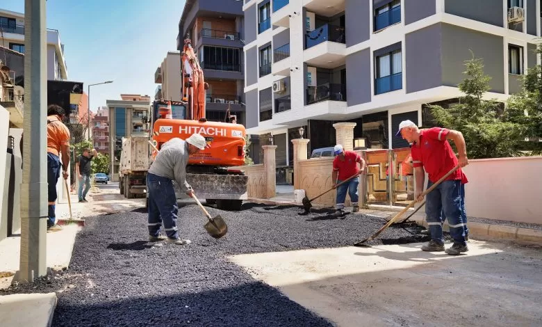 Gaziemir Belediyesi, ilçeye modern görünüm kazandırmak ve yurttaşların yaşam standartlarını artırmak için 16 mahallede yol yapım ve onarım çalışmalarını aralıksız sürdürüyor. 