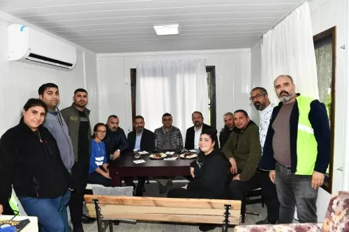 Çiğli Belediye Başkanı Gümrükçü, mahalle muhtarı Bilent Gül ile birlikte ilçede hayata geçirilecek olan yeni sosyal alanı ziyaret etti. 