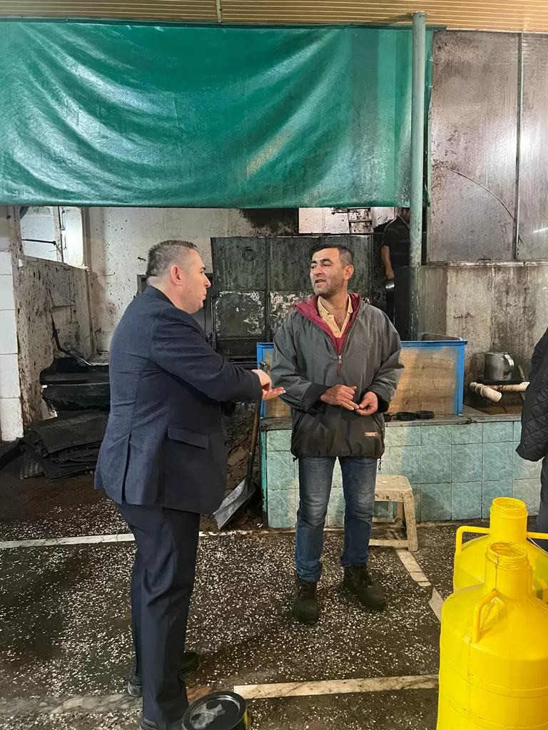 Menderes Belediye Başkan Aday Adayı İsmail Karabel, Zeytin Fabrikasını Ziyaret Etti ve Zeytinyağı Sektöründeki Zorlukları Gündeme Taşıdı