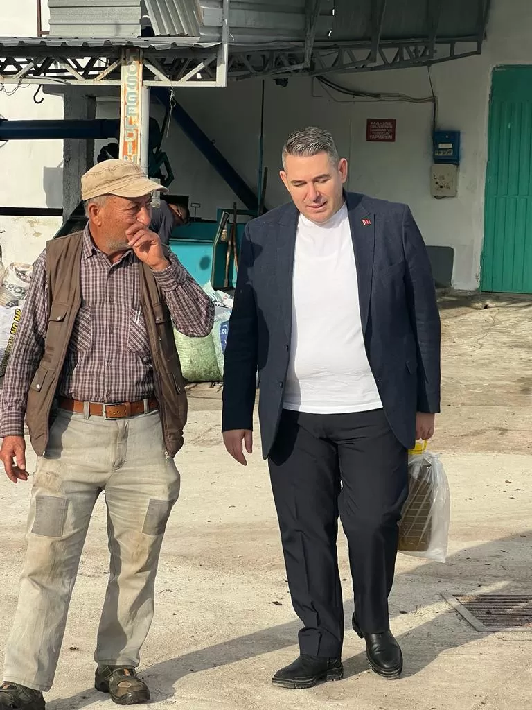 Menderes Belediye Başkan Aday Adayı İsmail Karabel, Zeytin Fabrikasını Ziyaret Etti ve Zeytinyağı Sektöründeki Zorlukları Gündeme Taşıdı