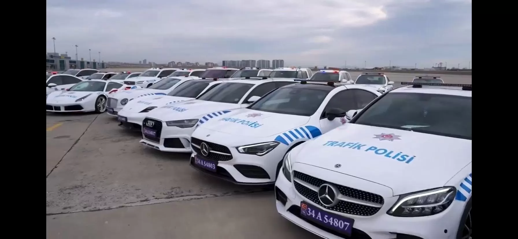 İstanbul Emniyet Müdürlüğü'nün organize suç örgütlerine yönelik operasyonlarında ele geçirilen 23 lüks araç, mahkeme kararıyla emniyete verildi. 