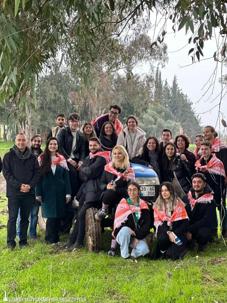 İzmir Büyükşehir Belediyesi, gençlerle birlikte atalık karakılçık buğdayı ekerek, "Tarladan Sofraya" algısını pekiştiriyor.