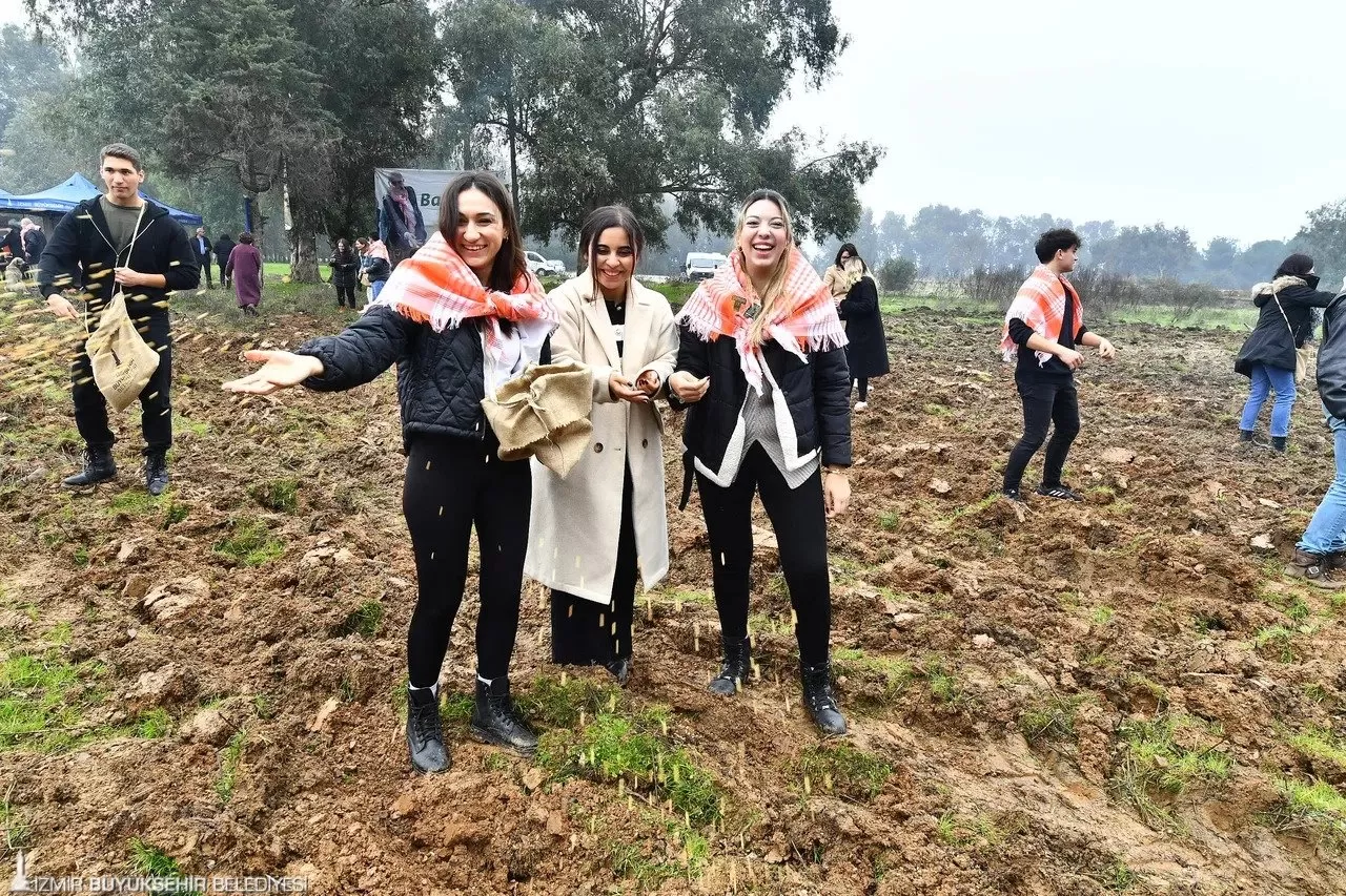 İzmir Büyükşehir Belediyesi, gençlerle birlikte atalık karakılçık buğdayı ekerek, "Tarladan Sofraya" algısını pekiştiriyor.