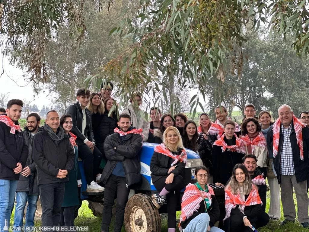 İzmir Büyükşehir Belediyesi, gençlerle birlikte atalık karakılçık buğdayı ekerek, "Tarladan Sofraya" algısını pekiştiriyor.