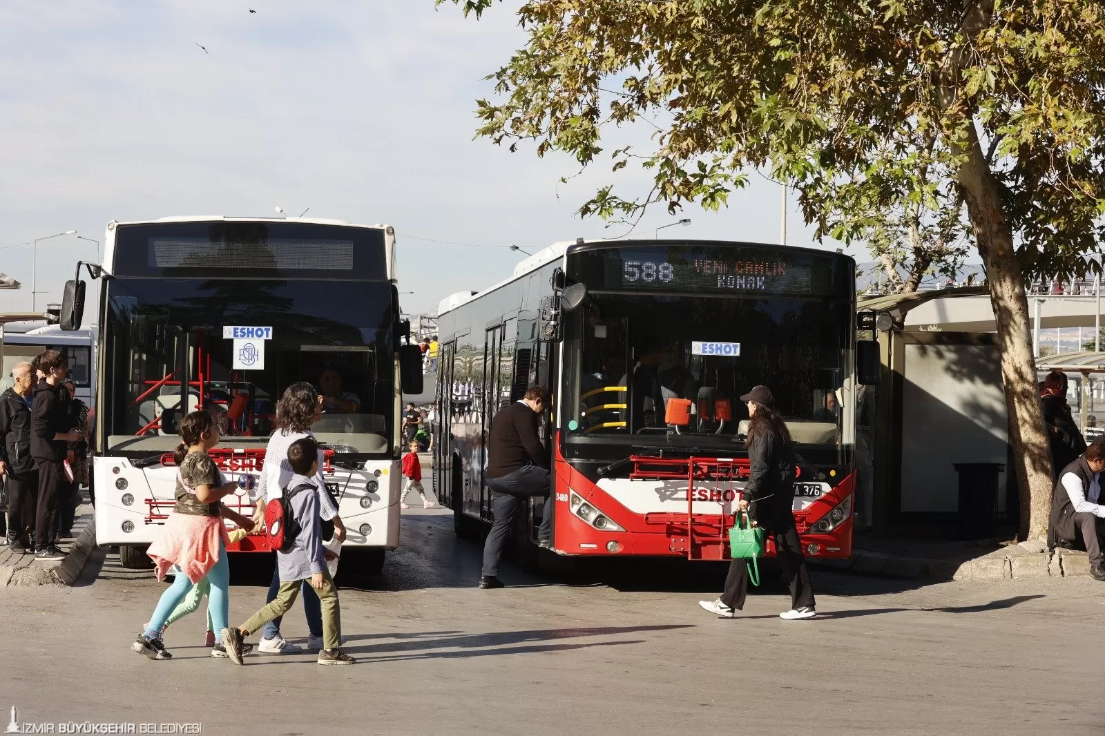İzmir Büyükşehir Belediyesi, yılbaşı gecesi ve ertesi gün vatandaşların rahat ve güvenli bir şekilde seyahat edebilmesi için toplu ulaşım ve diğer hizmetlerde düzenleme yaptı.