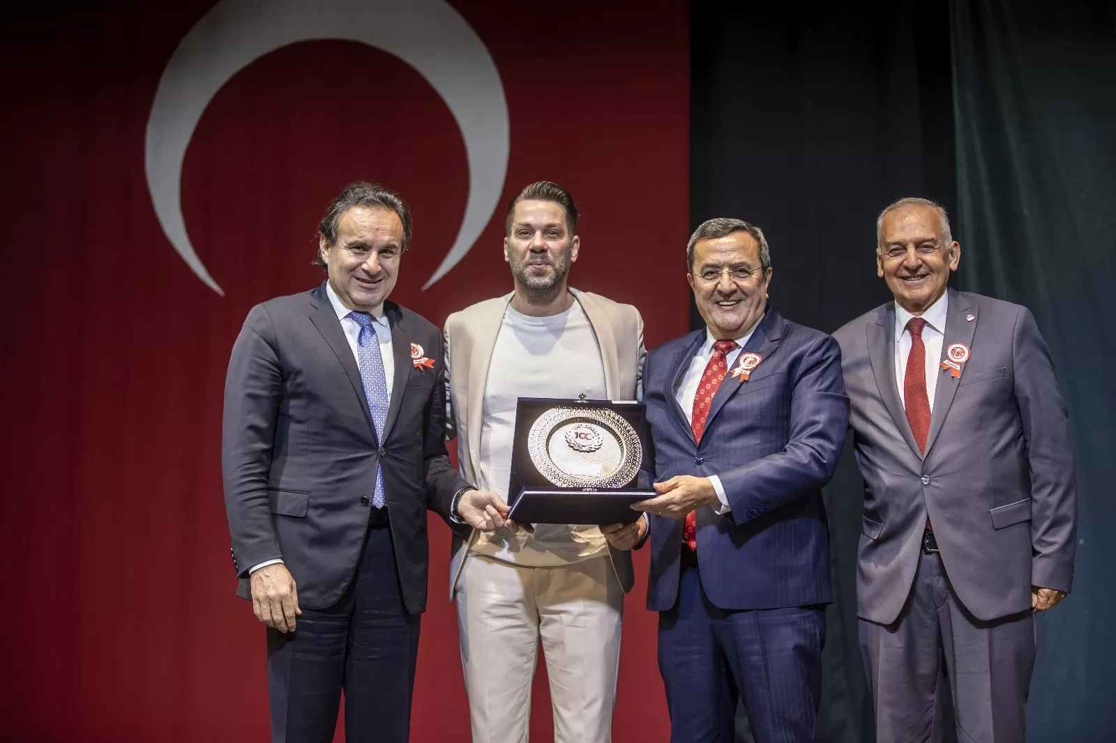 Türkiye Futbol Adamları Derneği İzmir Şubesi ve Konak Belediyesi'nin katkılarıyla düzenlenen "İnsanlar Yaşarken de Anılmalıdır" etkinliğinin ödül töreni, İzmir'de gerçekleşti.