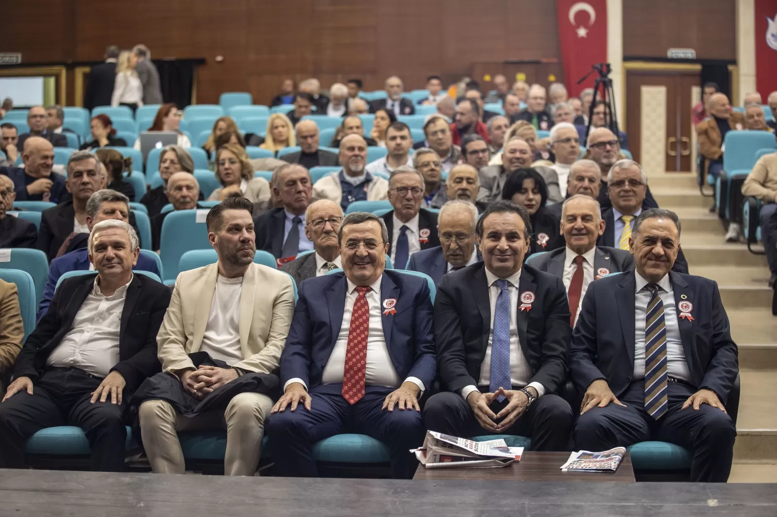 Türkiye Futbol Adamları Derneği İzmir Şubesi ve Konak Belediyesi'nin katkılarıyla düzenlenen "İnsanlar Yaşarken de Anılmalıdır" etkinliğinin ödül töreni, İzmir'de gerçekleşti.