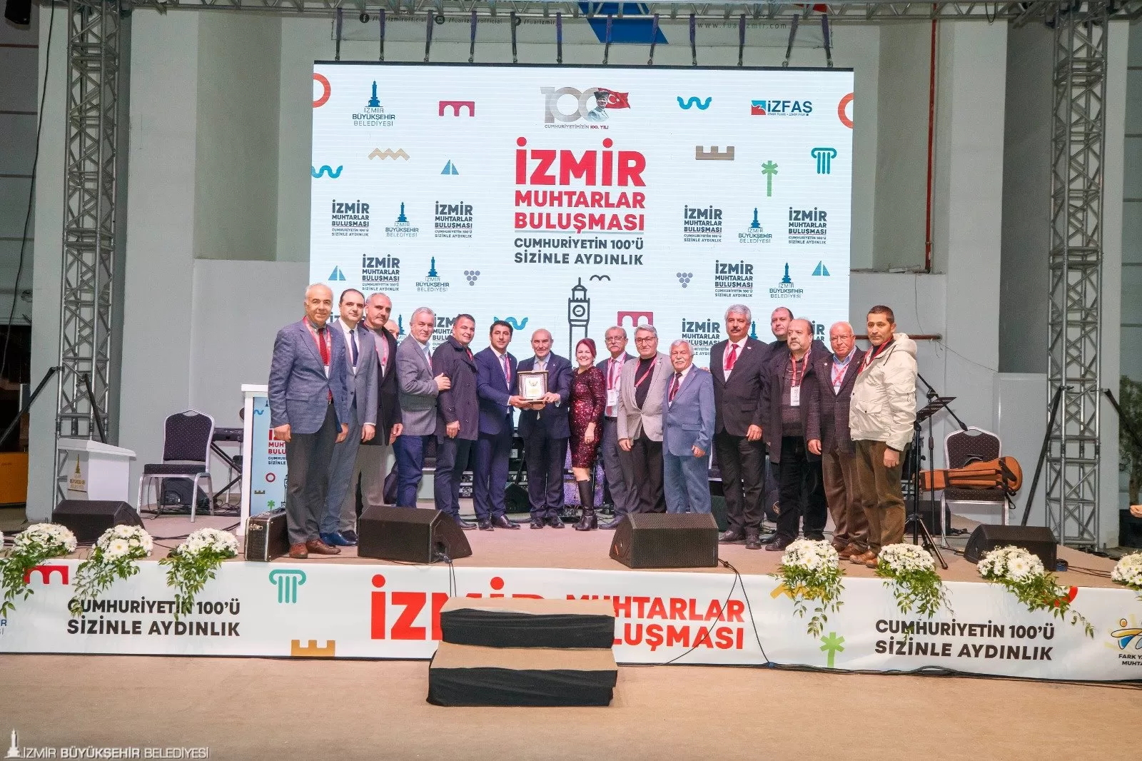 İzmir Büyükşehir Belediyesi tarafından düzenlenen “Fark Yaratan Muhtarlar” etkinliği kapsamında bu yıl dört kategoride toplam 10 muhtar ödüle layık görüldü. 