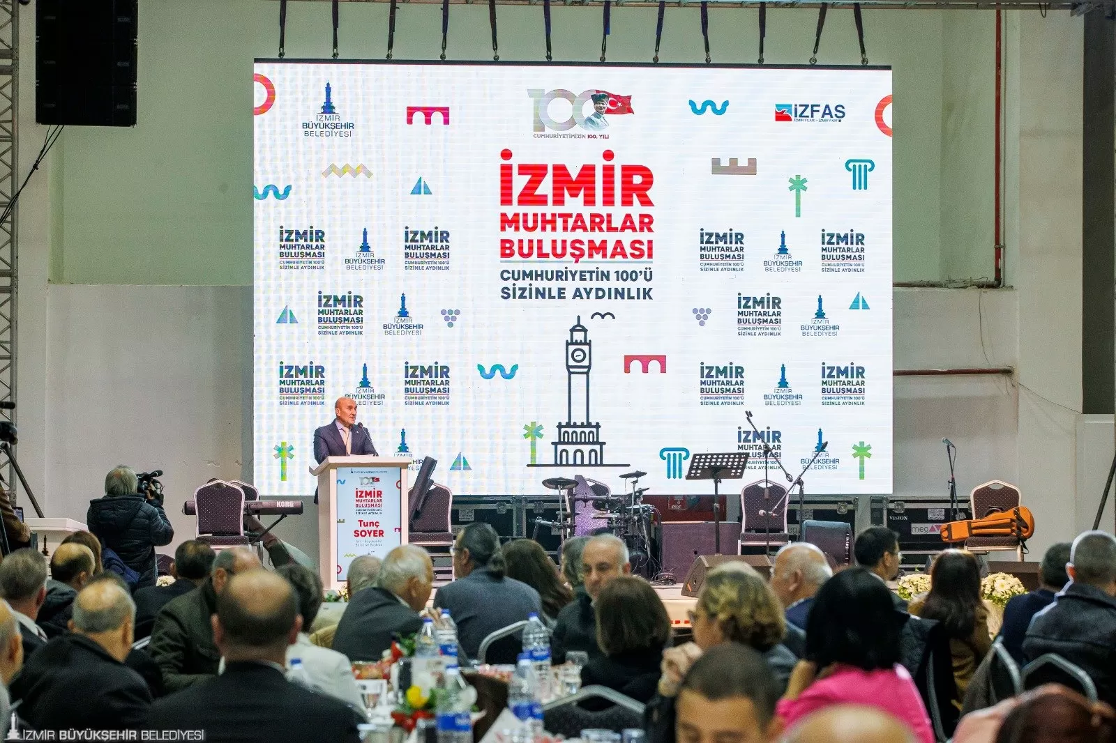 İzmir Büyükşehir Belediyesi tarafından düzenlenen “Fark Yaratan Muhtarlar” etkinliği kapsamında bu yıl dört kategoride toplam 10 muhtar ödüle layık görüldü. 