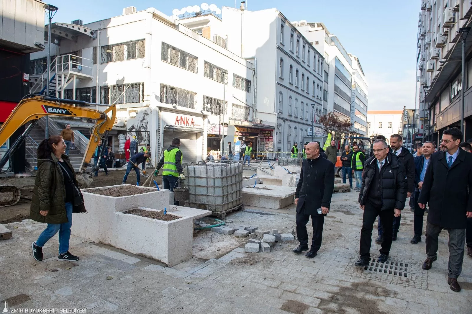 İzmir Büyükşehir Belediyesi, Kemeraltı Çarşısı'nın ana girişi olan Anafartalar Caddesi ve Milli Kütüphane Caddesi'ni baştan sona yeniliyor.