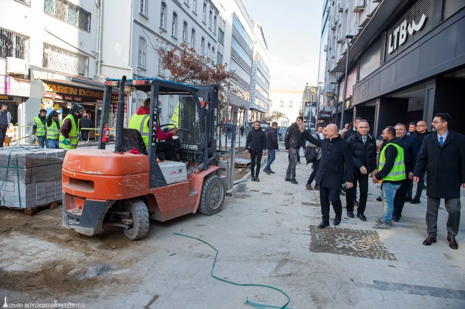 İzmir Büyükşehir Belediyesi, Kemeraltı Çarşısı'nın ana girişi olan Anafartalar Caddesi ve Milli Kütüphane Caddesi'ni baştan sona yeniliyor.