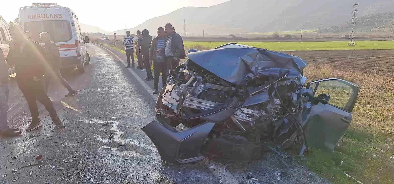 İzmir'in Tire ilçesinde iki otomobilin kafa kafaya çarpışması sonucu meydana gelen kazada 2 kişi yaralandı.