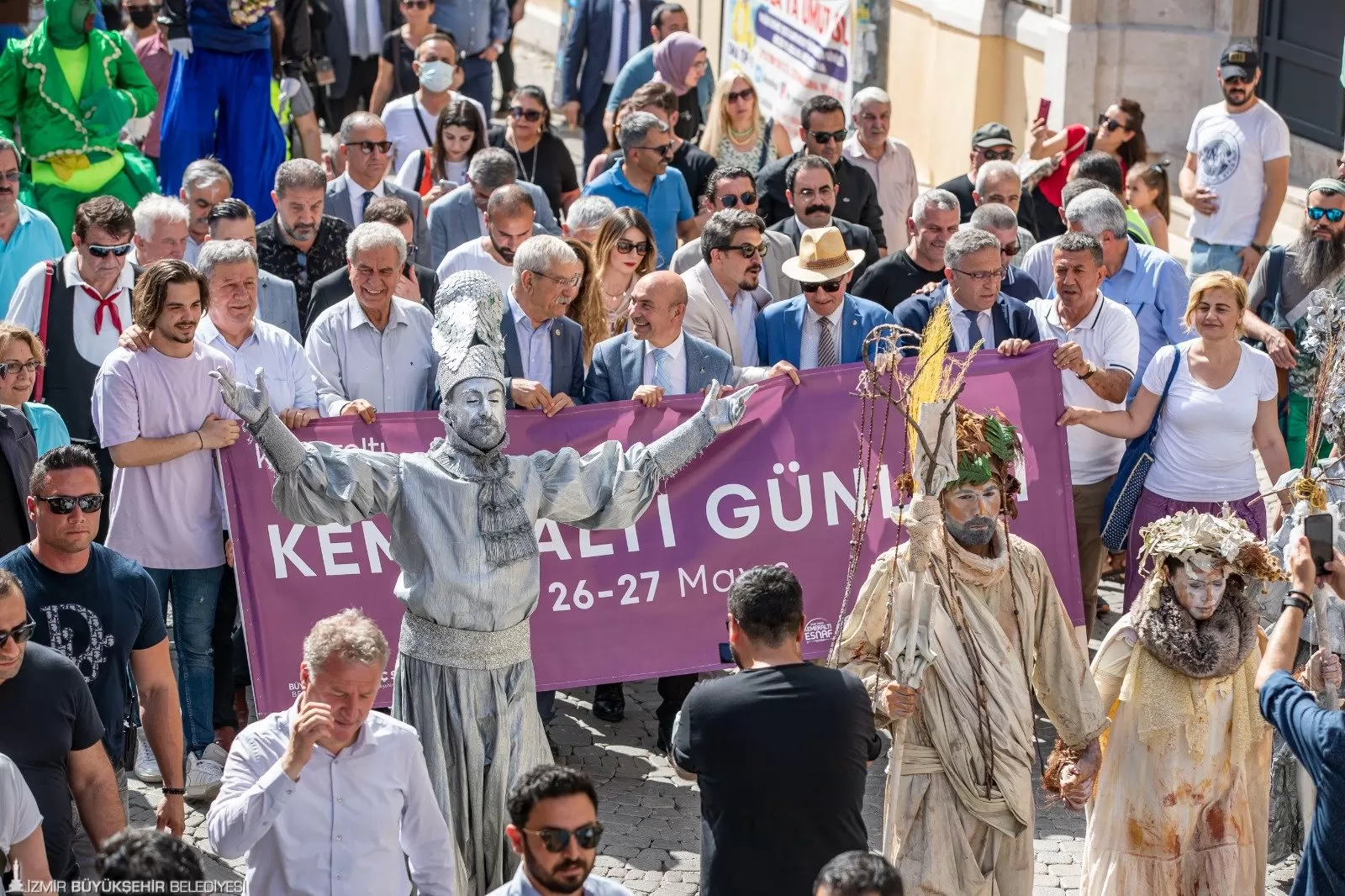 İzmir Büyükşehir Belediyesi, tarihi Kemeraltı çarşısında dev bir dönüşümü başlatarak, altyapıdan üstyapıya kadar geniş kapsamlı bir yenileme çalışması gerçekleştiriyor.