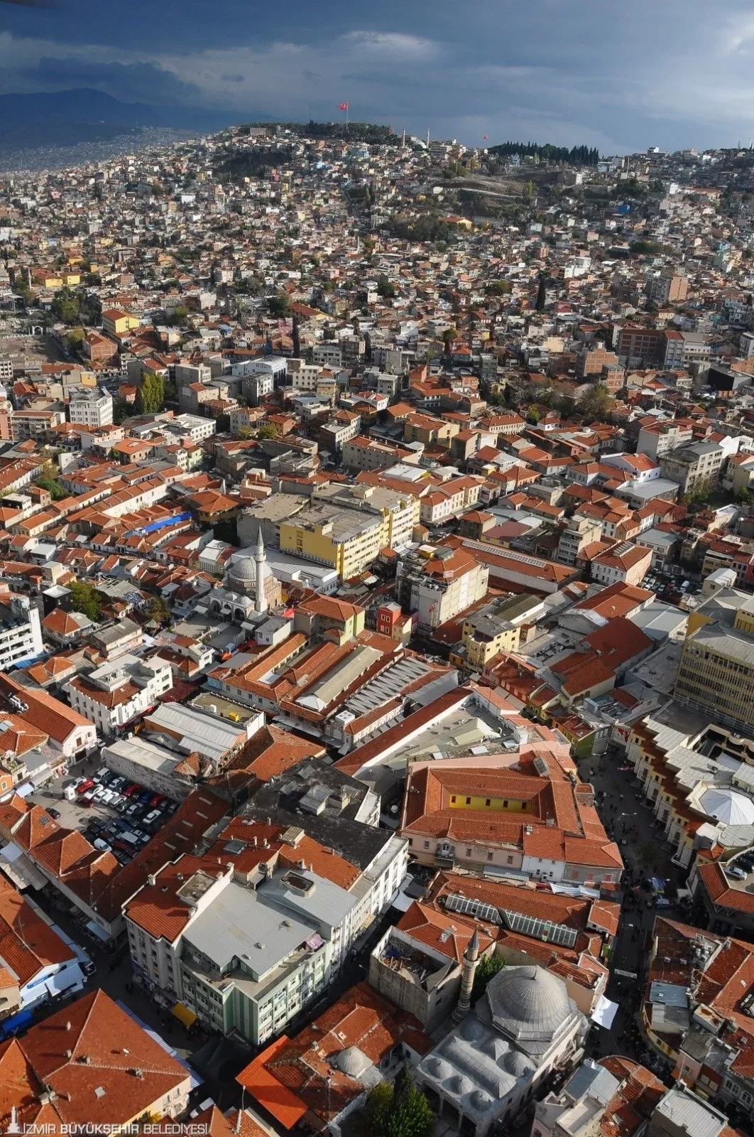 İzmir Büyükşehir Belediyesi, tarihi Kemeraltı çarşısında dev bir dönüşümü başlatarak, altyapıdan üstyapıya kadar geniş kapsamlı bir yenileme çalışması gerçekleştiriyor.