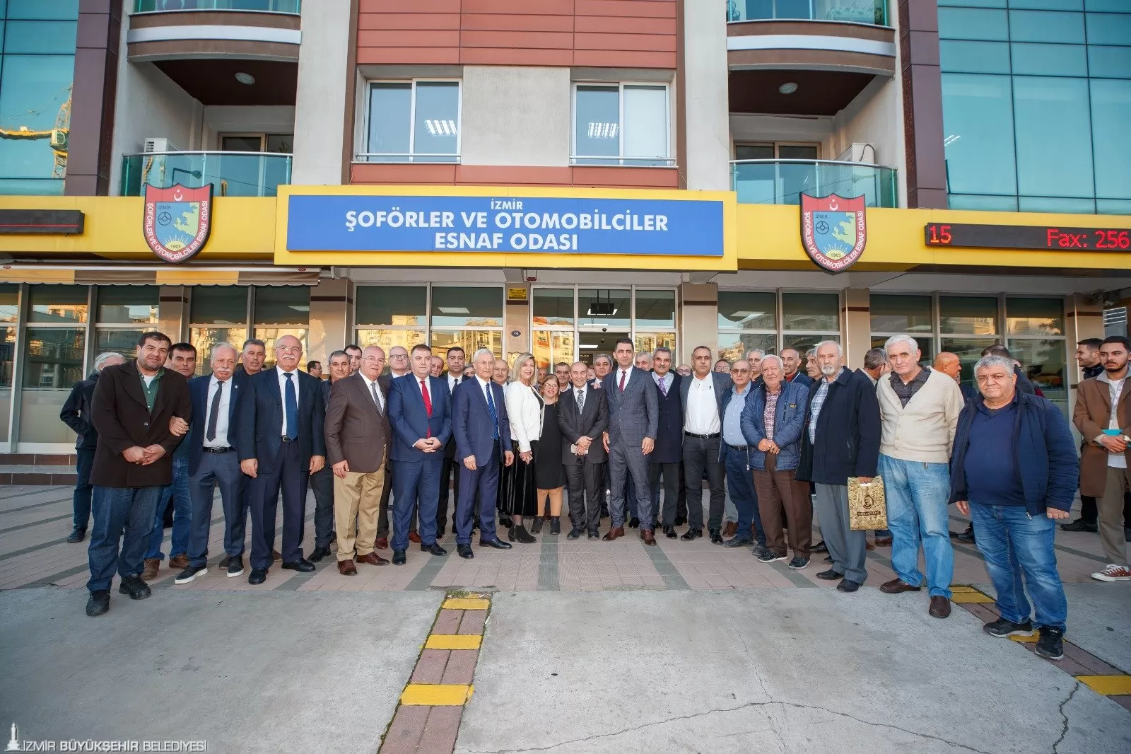  İzmir Büyükşehir Belediye Başkanı Tunç Soyer, İzmir Şoförler ve Otomobilciler Esnaf Odası'nı ziyaret ederek büyük bir ilgi ve alkışla karşılandı