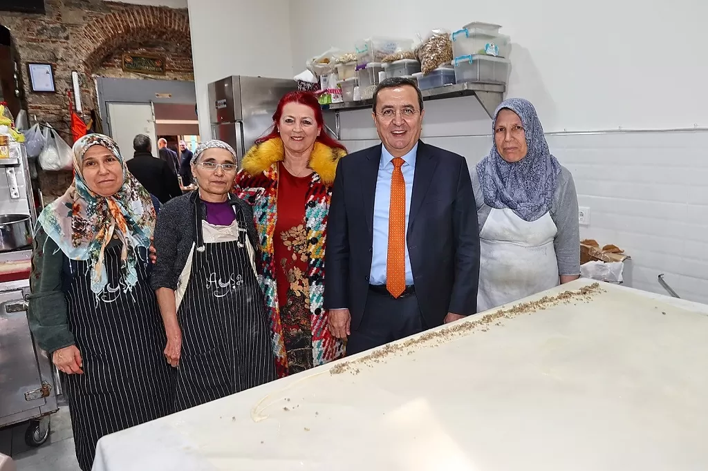 İzmir'in Konak ilçesinde bulunan Ayşa Boşnak Börekçisi ve Ev Yemekleri, dünyanın en prestijli gastronomi ödüllerinden biri olan Michelin Bib Gourmand ödülüne layık görüldü.