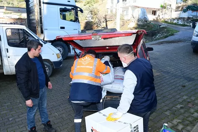 Karabağlar Belediyesi, ilçeye bağlı Kavacık, Tırazlı ve Uzundere'de tarımsal üretimi ve kırsal kalkınmayı desteklemek için gübre ve bordo bulamacı desteğinde bulundu. 