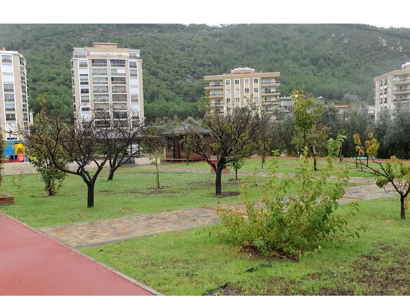 Karşıyaka Belediyesi, ilçede kentsel tarımı yaygınlaştırmak amacıyla farklı noktalarda meyve bahçeleri oluşturmaya devam ediyor. 