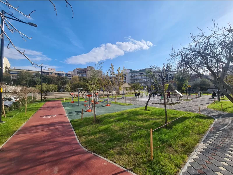 Karşıyaka Belediyesi, kentin yeşil alan varlığını artırmak amacıyla son 5 yılda 45 yeni park inşa etti. Bu sayede ilçedeki park sayısı 393'e ulaştı.