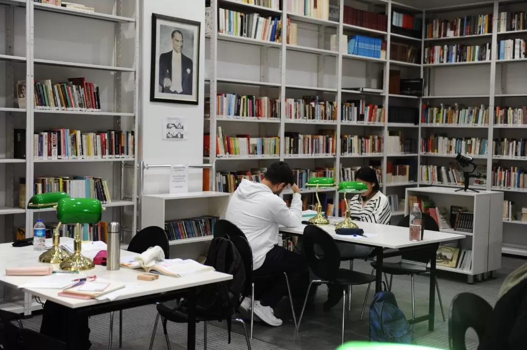 Karşıyaka Belediyesi, ilçede okuma alışkanlığının artması ve vatandaşların kitaplara erişimini kolaylaştırmak amacıyla son beş yılda 4 yeni kütüphane ve 3 kitaplık açtı. 
