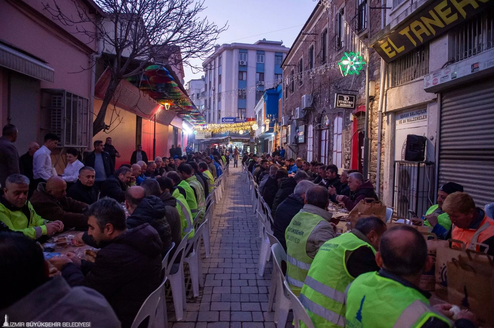 İzmir Büyükşehir Belediye Başkanı Tunç Soyer, tarihinin en büyük altyapı ve üst yapı yatırımları ile yenilenen Kemeraltı Çarşısı'nda incelemelerde bulundu.