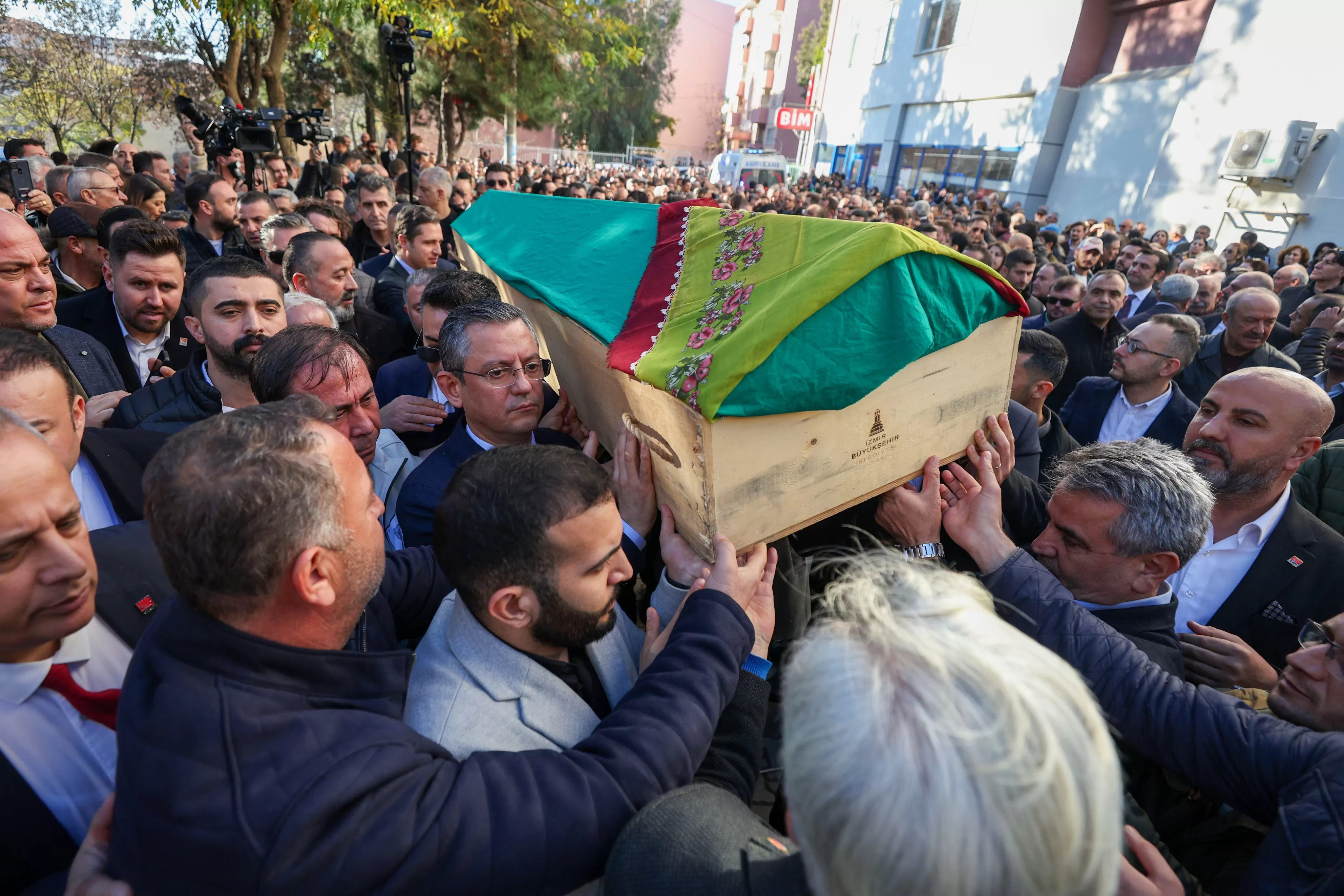 CHP Genel Başkanı Özgür Özel, İzmir'deki ilk resmi programında yerel seçim ve aday belirleme süreçlerine dair önemli mesajlar verdi.