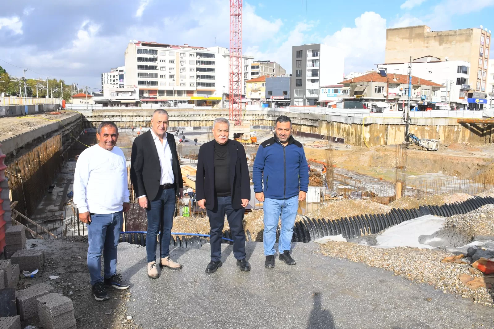 Hafta sonu CHP İzmir İl Örgütü'nde adaylık başvurusunda bulunan ve daha sonra Ankara'da önemli görüşmeler gerçekleştiren Torbalı Belediye Başkanı Mithat Tekin, bugün belediyedeki mesaisine başladı.