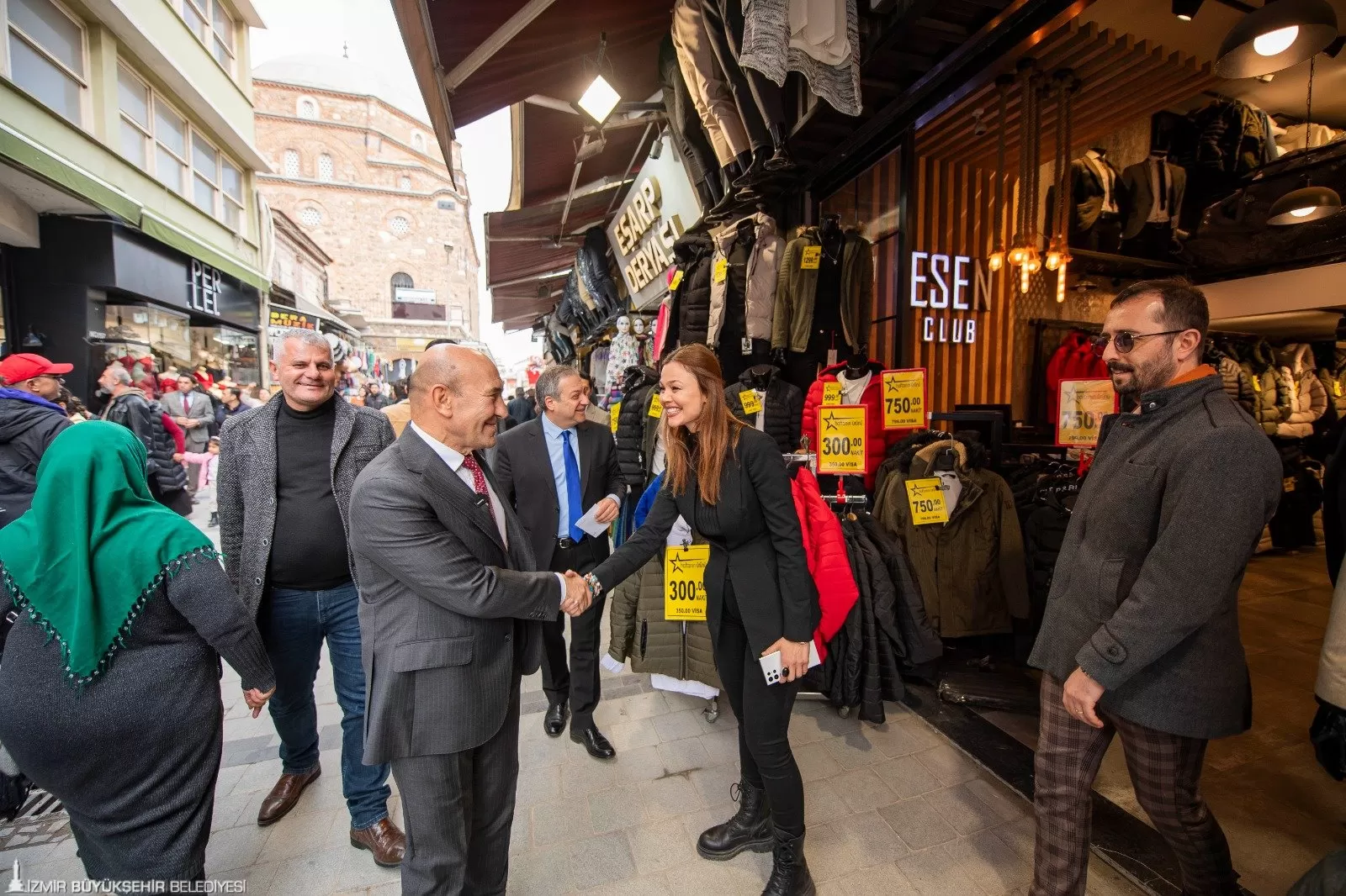 İzmir Büyükşehir Belediye Başkanı Tunç Soyer, UNESCO Dünya Mirası Geçici Listesi'ne giren tarihi Kemeraltı çarşısında incelemelerde bulundu. 