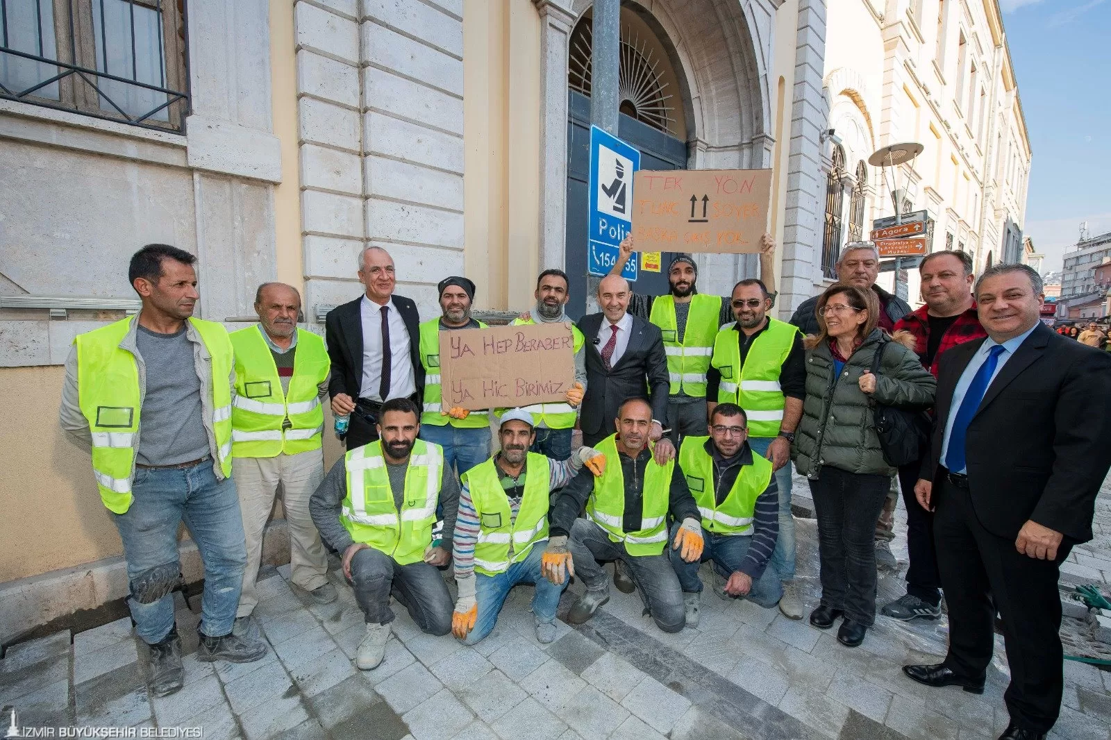 İzmir Büyükşehir Belediye Başkanı Tunç Soyer, UNESCO Dünya Mirası Geçici Listesi'ne giren tarihi Kemeraltı çarşısında incelemelerde bulundu. 