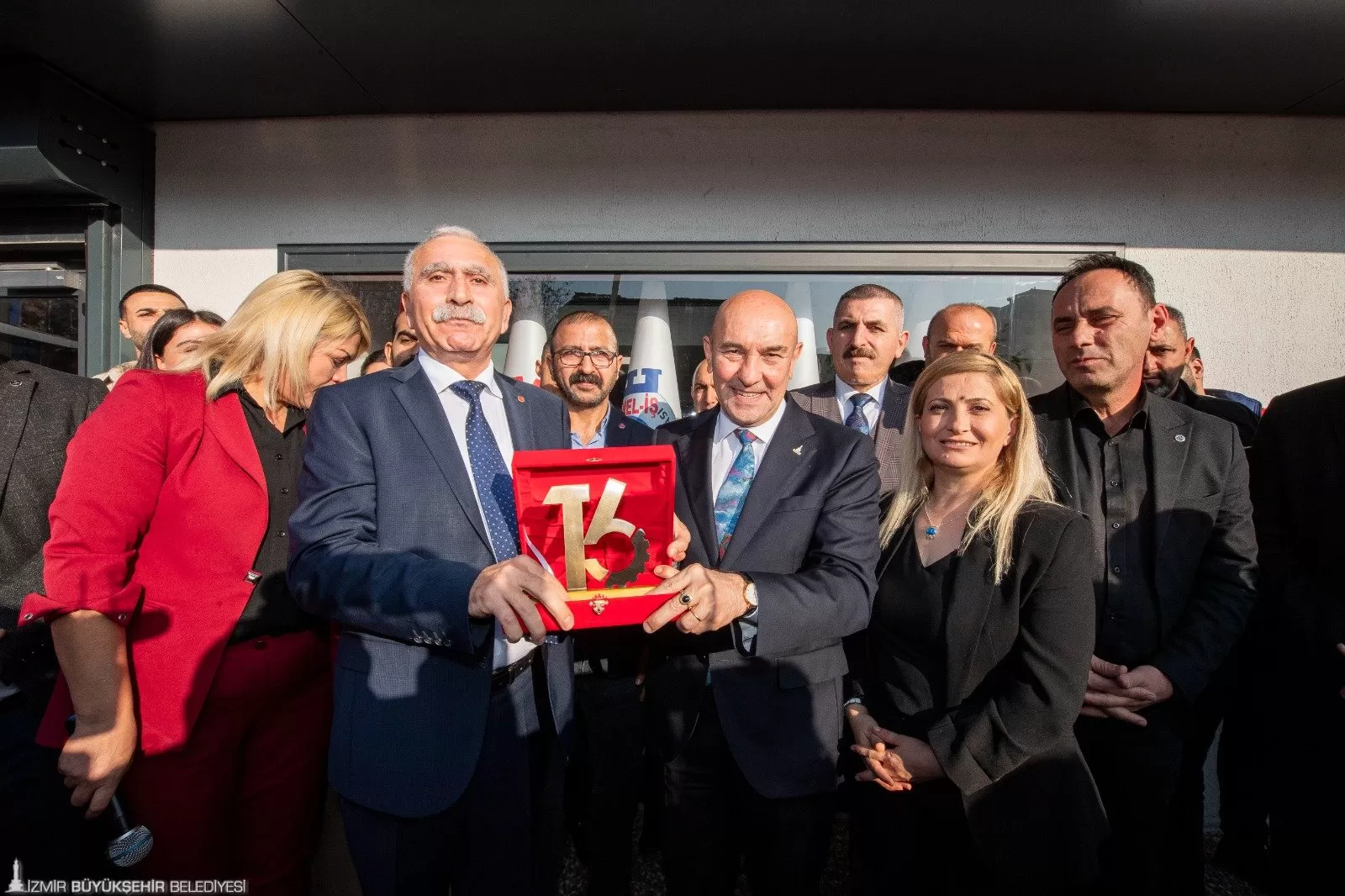 İzmir Büyükşehir Belediye Başkanı Tunç Soyer, DİSK Ege Bölge Temsilciliği'nin daveti üzerine işçilerle bir araya geldi. 