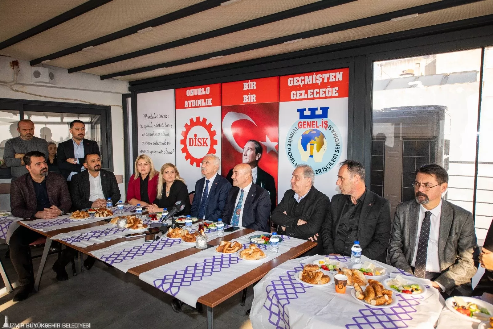 İzmir Büyükşehir Belediye Başkanı Tunç Soyer, DİSK Ege Bölge Temsilciliği'nin daveti üzerine işçilerle bir araya geldi. 