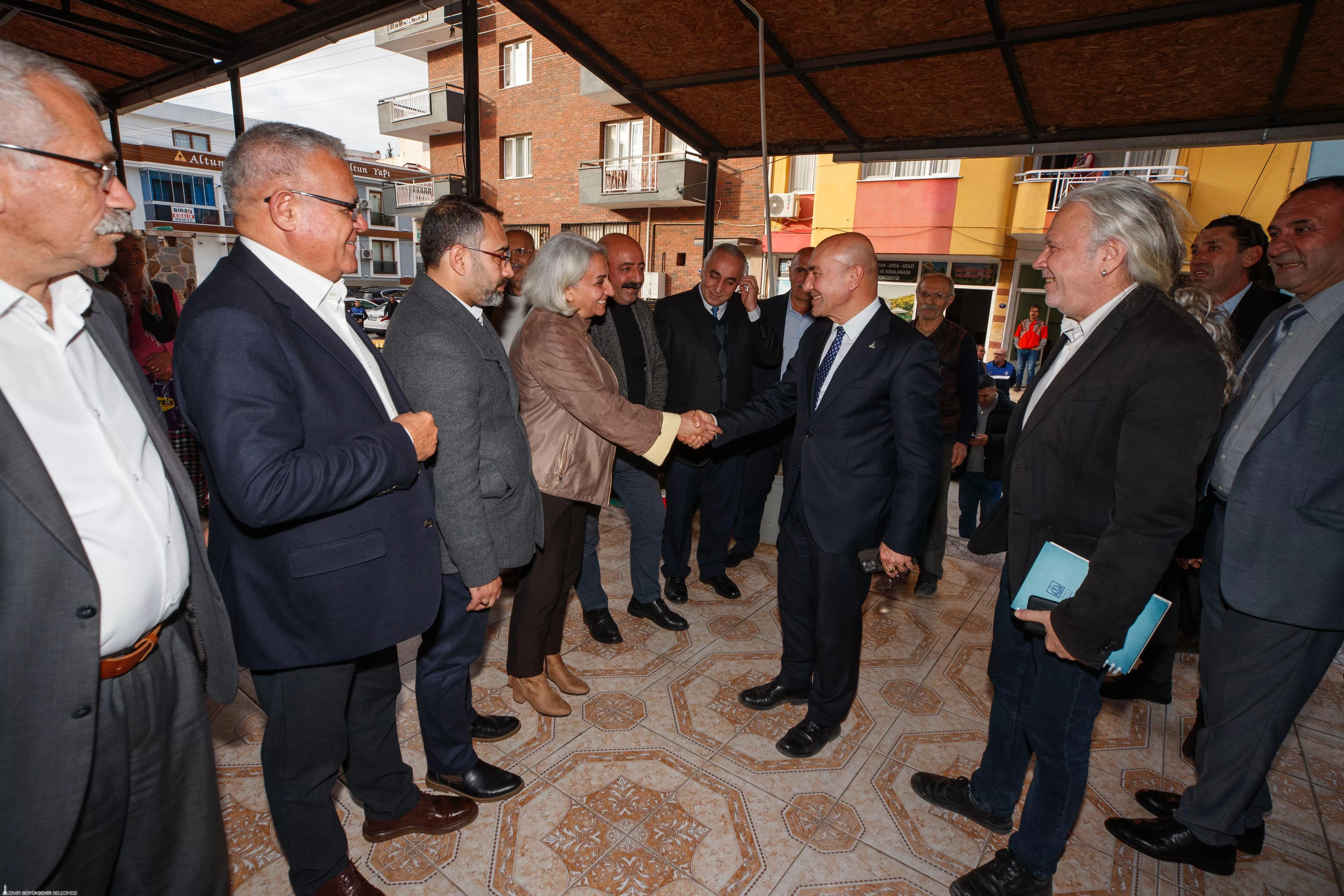 İzmir Büyükşehir Belediye Başkanı Tunç Soyer, Buca Cemevi'nde Alevi Kültür Dernekleri'nin temsilcileriyle bir araya geldi. 