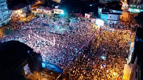 87. Uluslararası Bergama Kermes Festivali'nde sahne alan şarkıcı Sefo, hayranlarına konser coşkusu yaşattı. Festival'de pek çok etkinliğe yer verildi.