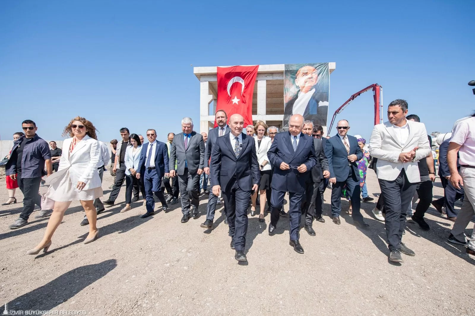 İzmir Büyükşehir Belediye Başkanı Tunç Soyer, Körfez’in temizlik sürecinde büyük önem taşıyan Çiğli Atık Su Atık Su Arıtma Tesisi’nin 4. Faz Projesi’nin temelini attı.