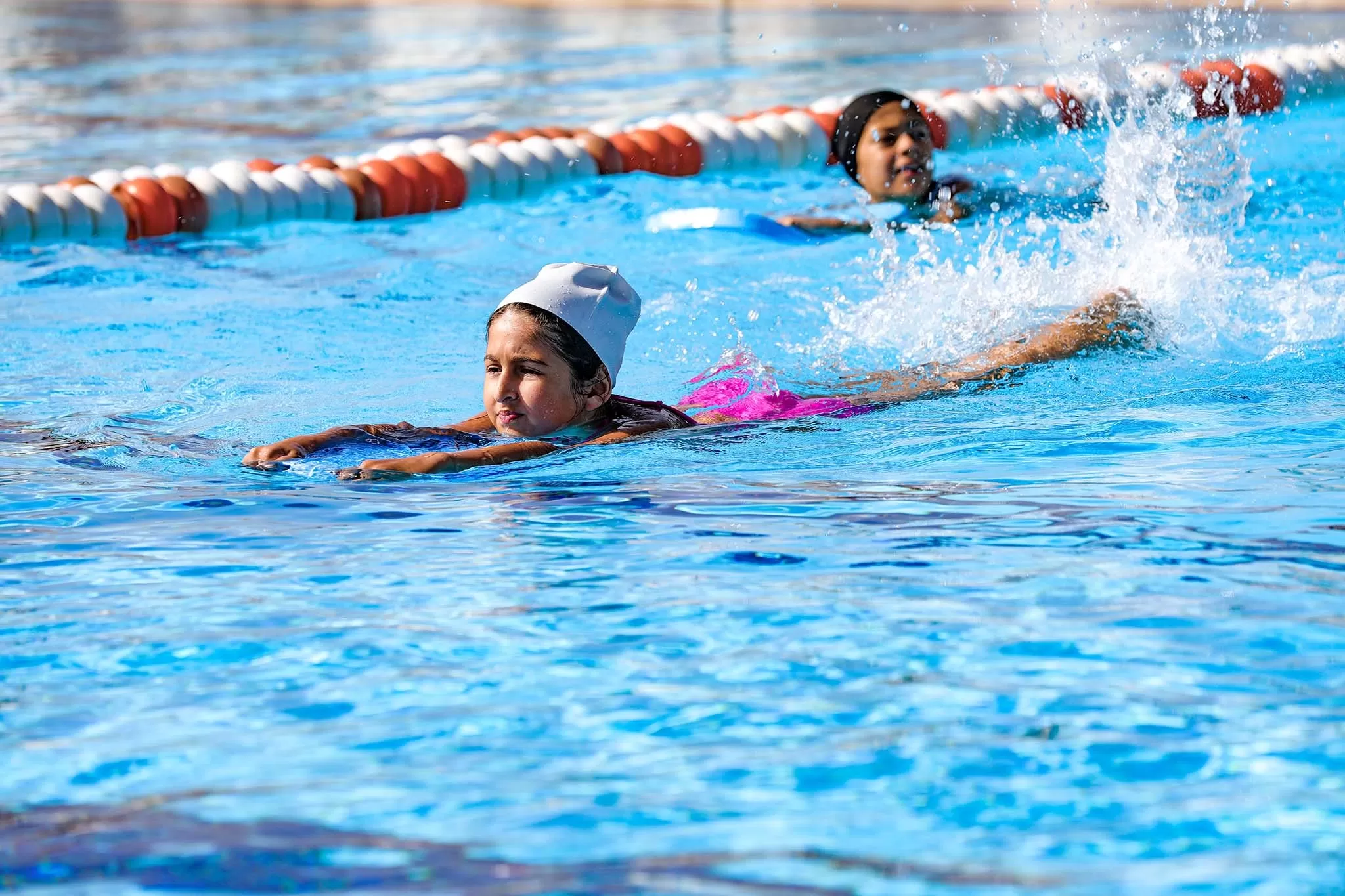 Bayraklı Belediyesi'nin yüzlerce çocuğu bir araya getirdiği yarı olimpik yüzme havuzuna bu yıl da ilgi büyük oldu