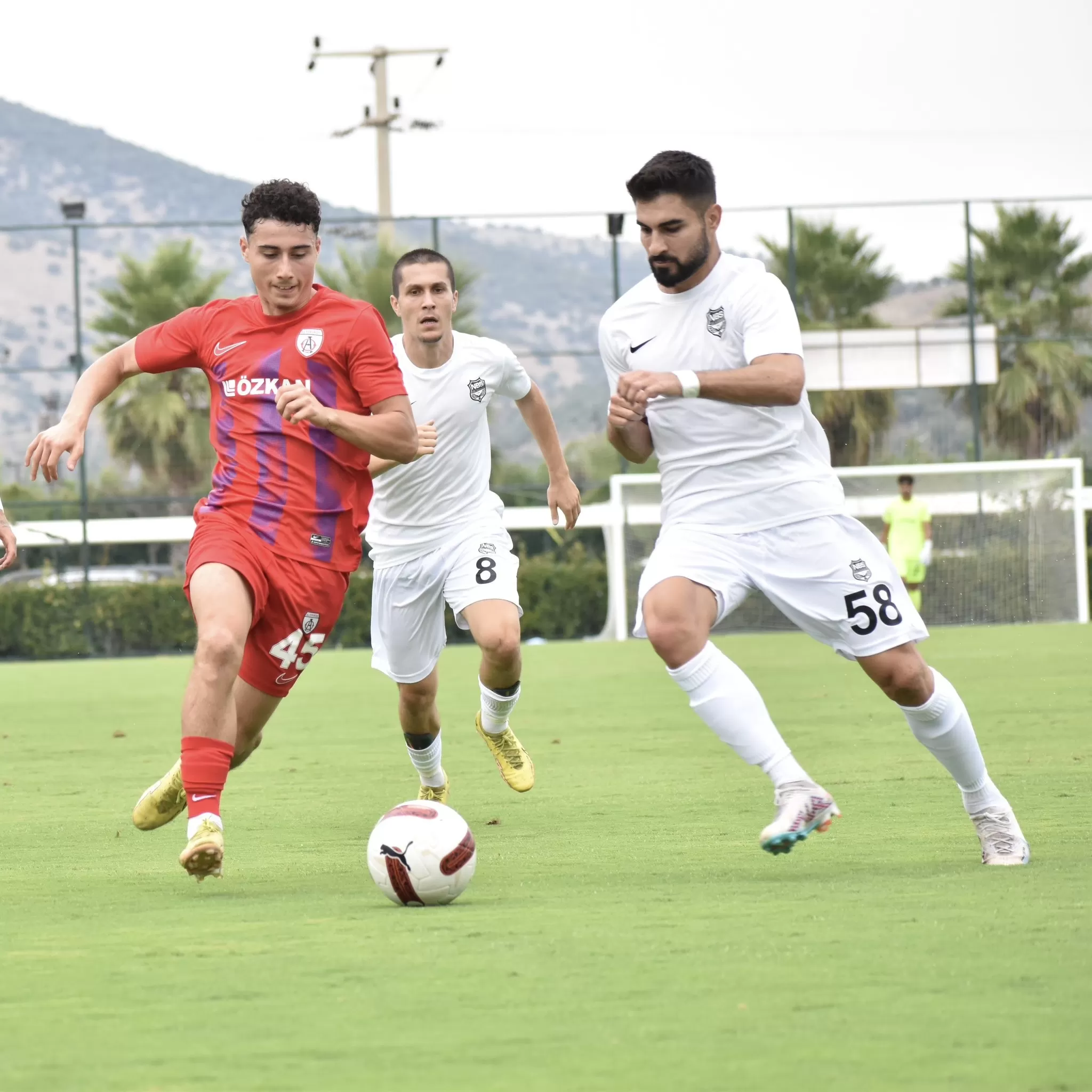 TFF 2. Lig Beyaz Grup ekiplerinden Altınordu, sezonun ilk maçında Nazilli Belediyespor'a son dakikada yediği golle 3-2 mağlup oldu.