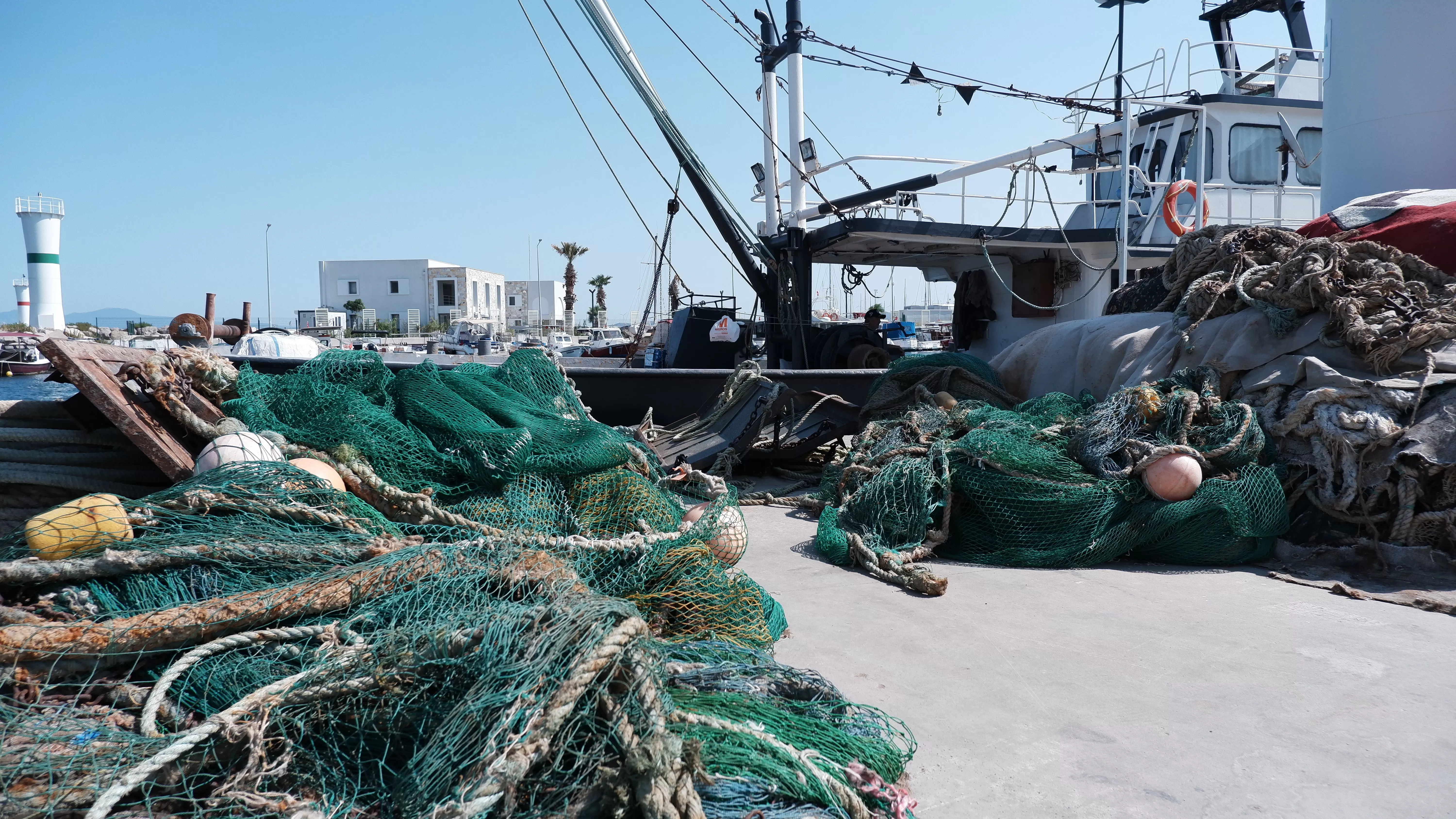  Ege ‘de, 1 Eylül tarihinde bitecek olan av yasaklarının kalkmasını umutla bekleyen balıkçılar, balık avı sezonu öncesi teknelerin bakımlarını yapıyorlar.