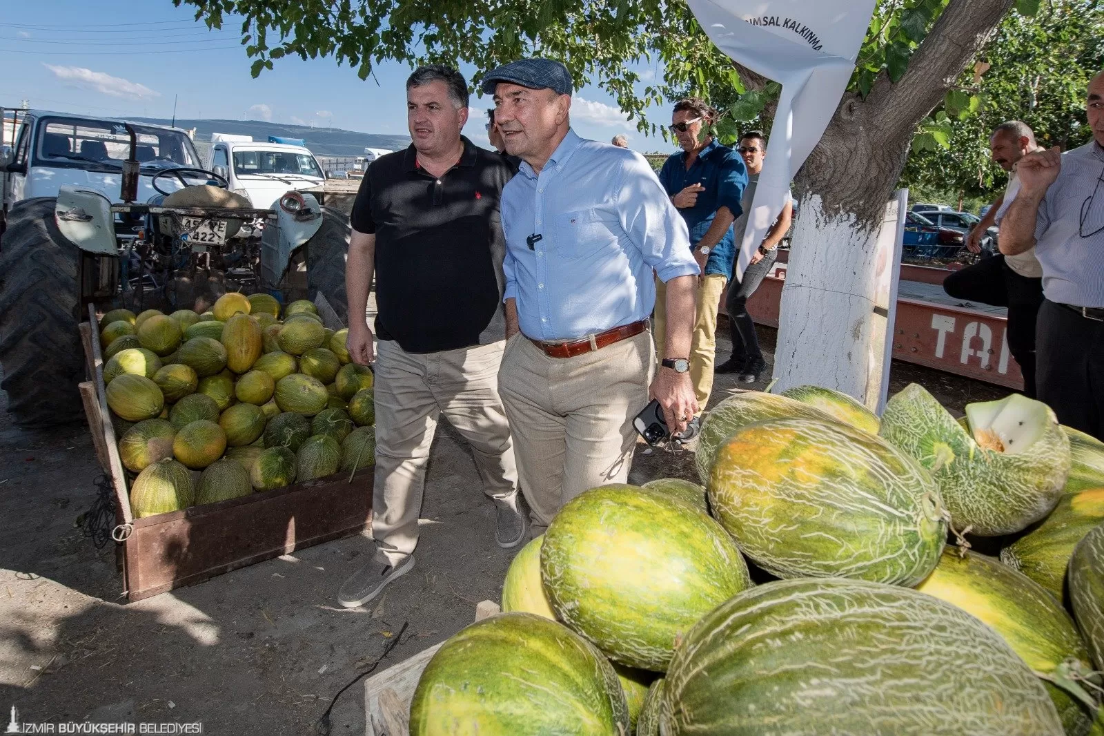 İzmir Büyükşehir Belediye Başkanı Tunç Soyer, Kınık’ta düzenlenen salçalık domates ve karpuz hasadı etkinliğine katıldı. 