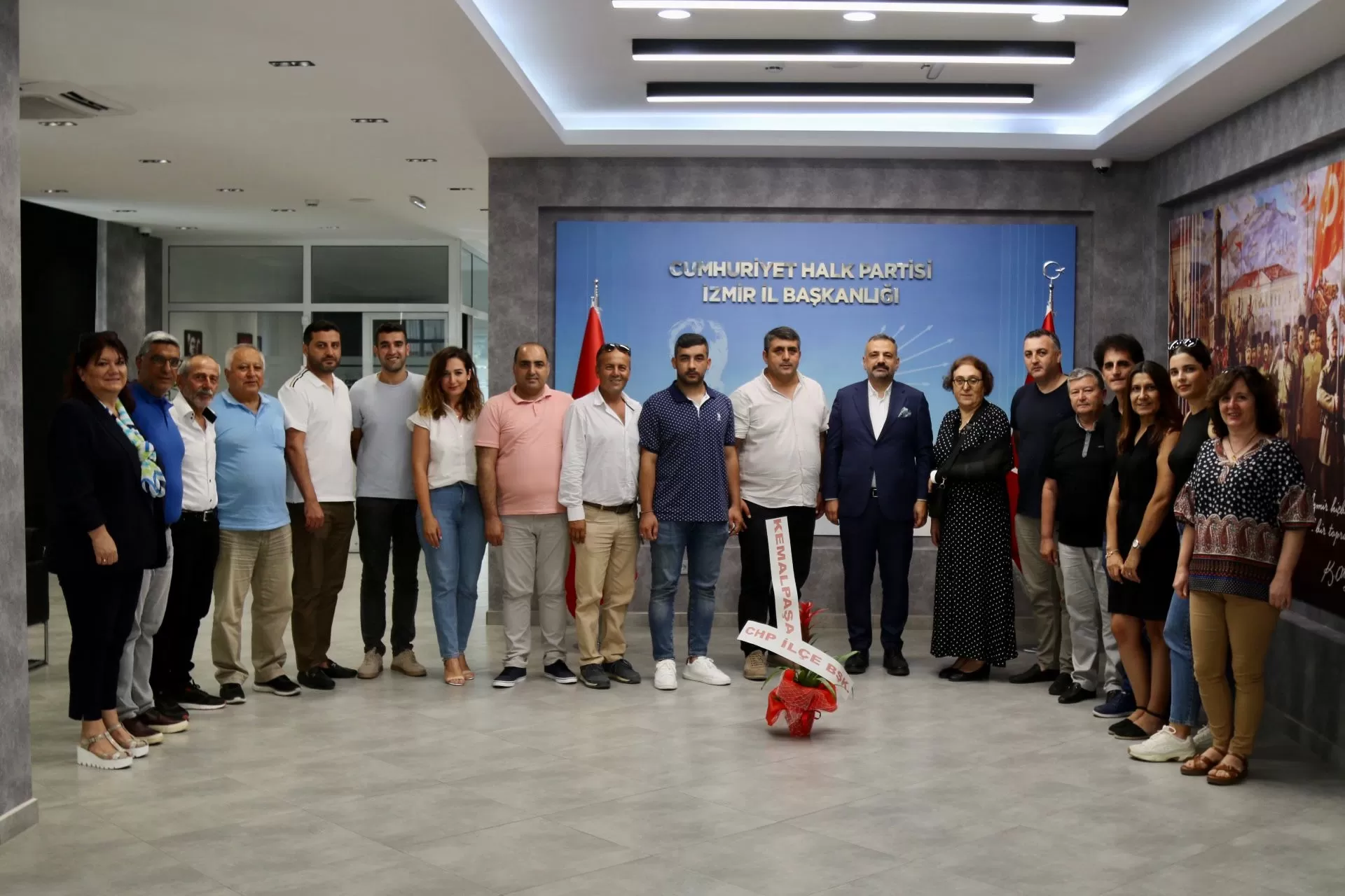 Cumhuriyet Halk Partisi (CHP) Kemalpaşa’nın yeni İlçe Başkanı Ahmet Yılmaz ve yönetimi İl Başkanı Şenol Aslanoğlu’nu ziyaret etti.