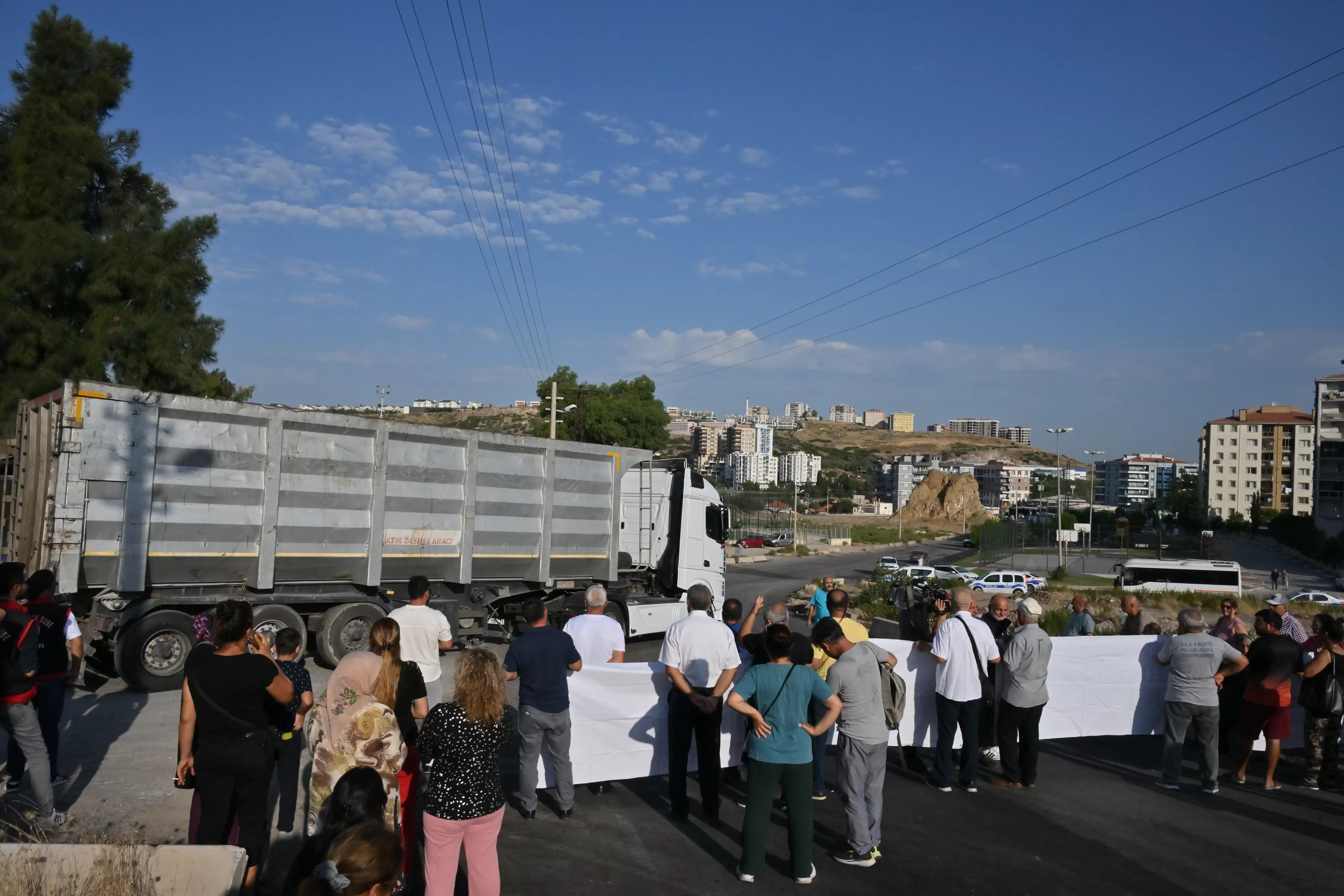 İzmir'in Çiğli ilçesindeki Harmandalı Katı Atık Düzenli Depolama Tesisi'nin kapatılmasını talep eden bir grup Cumhuriyet Mahallesi sakini, eylem yaptı. 