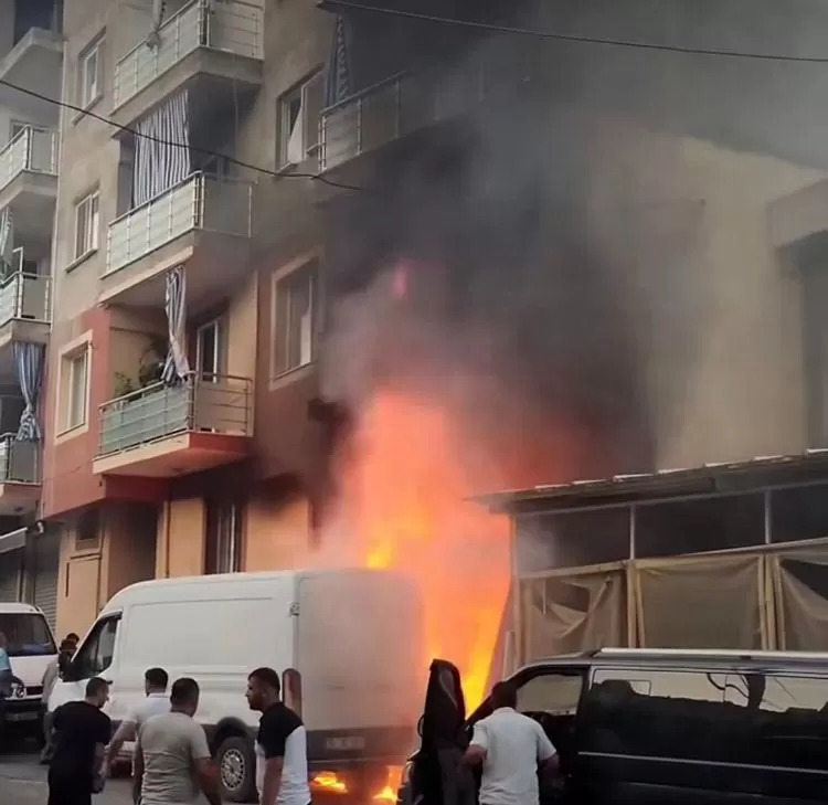 İzmir’in Bayraklı ilçesinde bulunan bir depoda sigara izmaritinden dolayı çıktığı öne sürülen yangında 4’ü çocuk 8 kişi dumandan etkilendi.