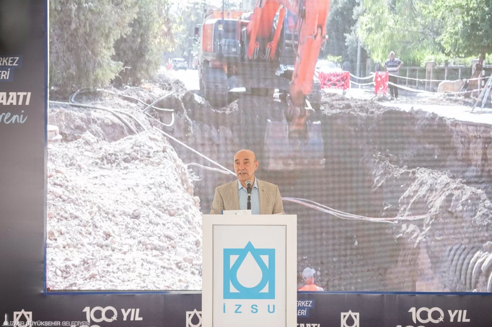 İzmir Büyükşehir Belediye Başkanı Tunç Soyer, Menemen’de Seyrek ve Villakent mahallelerinin uzun yıllardır yaşadığı içme suyu sorununu çözüme kavuşturacak projenin temelini attı.