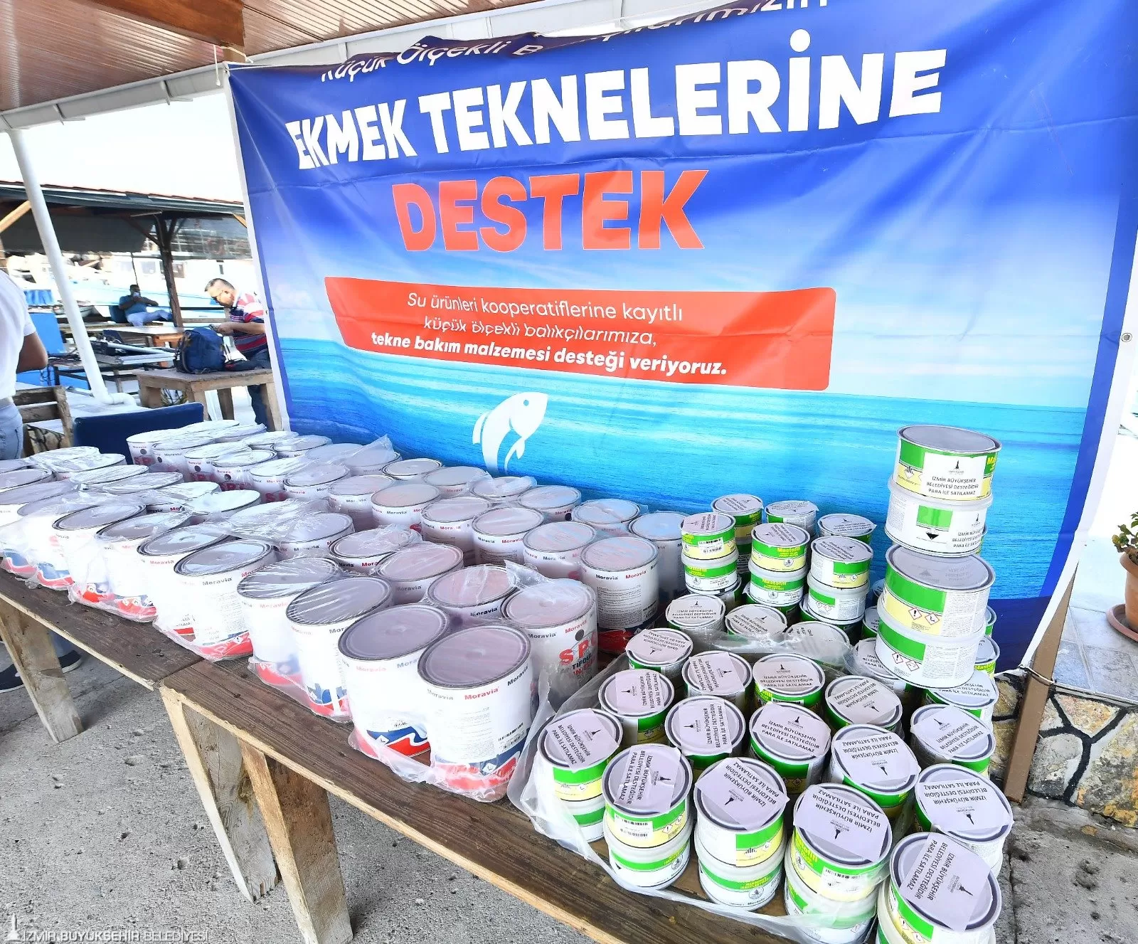 İzmir Büyükşehir Belediyesi yaklaşan av sezonu öncesi, artan girdi maliyetleri nedeniyle zor günler geçiren balıkçılara destek oldu.