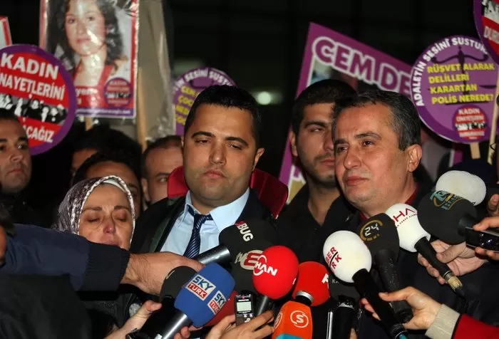 Cem Garipoğlu'nun kardeşi Sakine Garipoğlu'nun Nilperi Şahinkaya ile çekilen fotoğrafı ve sosyal medya paylaşımları, Münevver Karabulut'un ailesini ve kamuoyunu rahatsız etti.