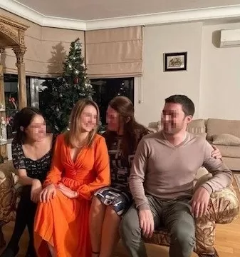 Cem Garipoğlu'nun kardeşi Sakine Garipoğlu'nun Nilperi Şahinkaya ile çekilen fotoğrafı ve sosyal medya paylaşımları, Münevver Karabulut'un ailesini ve kamuoyunu rahatsız etti.